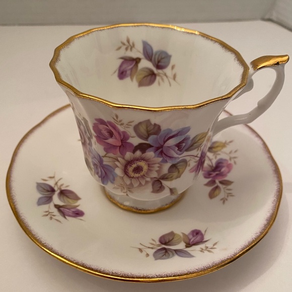 Vtg Elizabethan Bone China Teacup and Saucer in Purple and Lavender Flowers - Picture 3 of 7